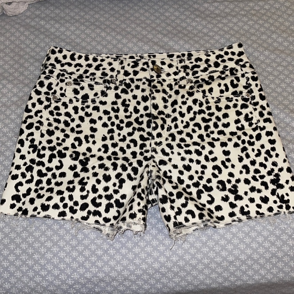 Black and white leopard shorts from American Eagle. US Size 8. (Only worn twice)